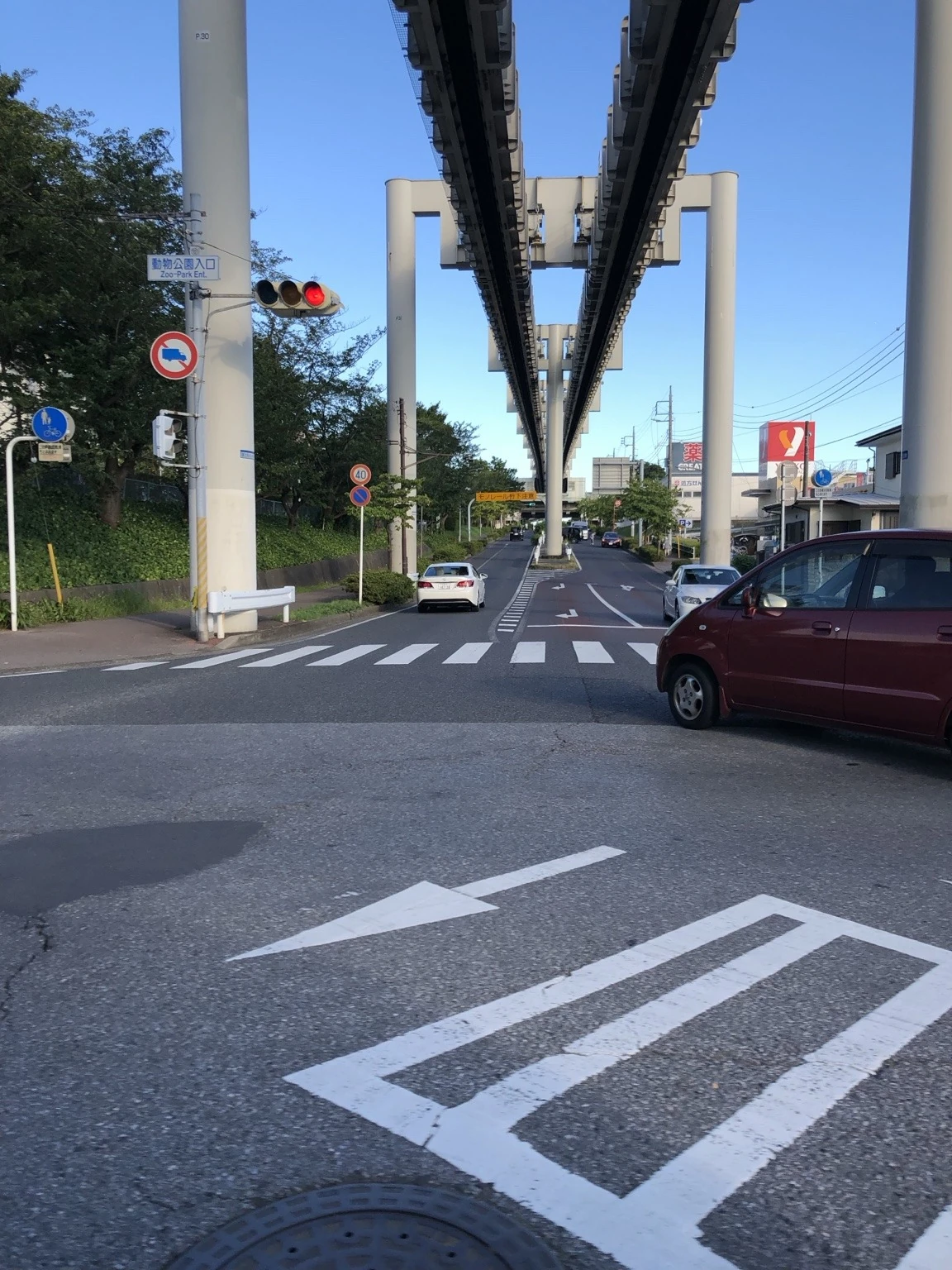 交差点と路面標示の実写写真