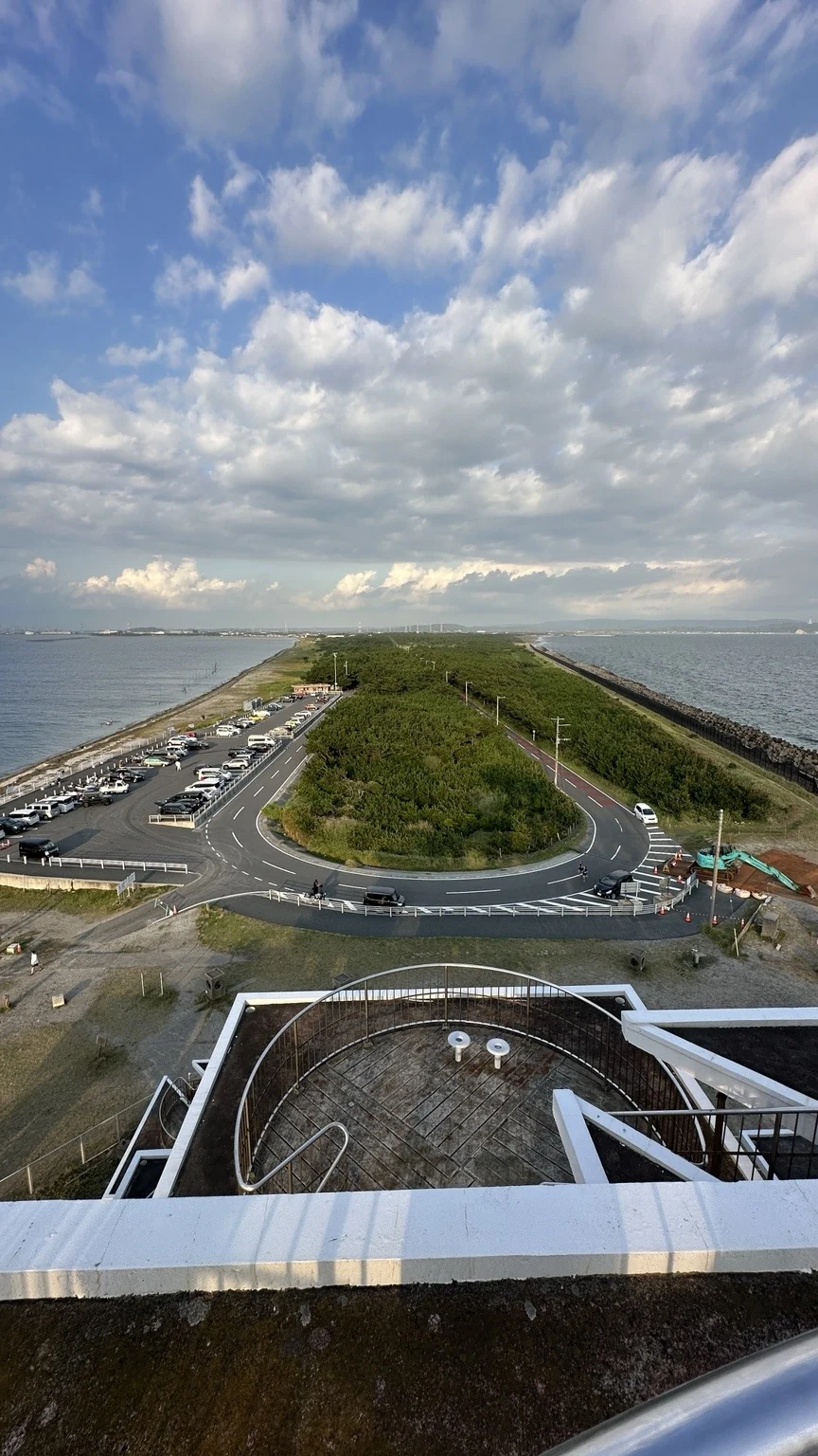 海沿いの道路とロータリーの実写写真