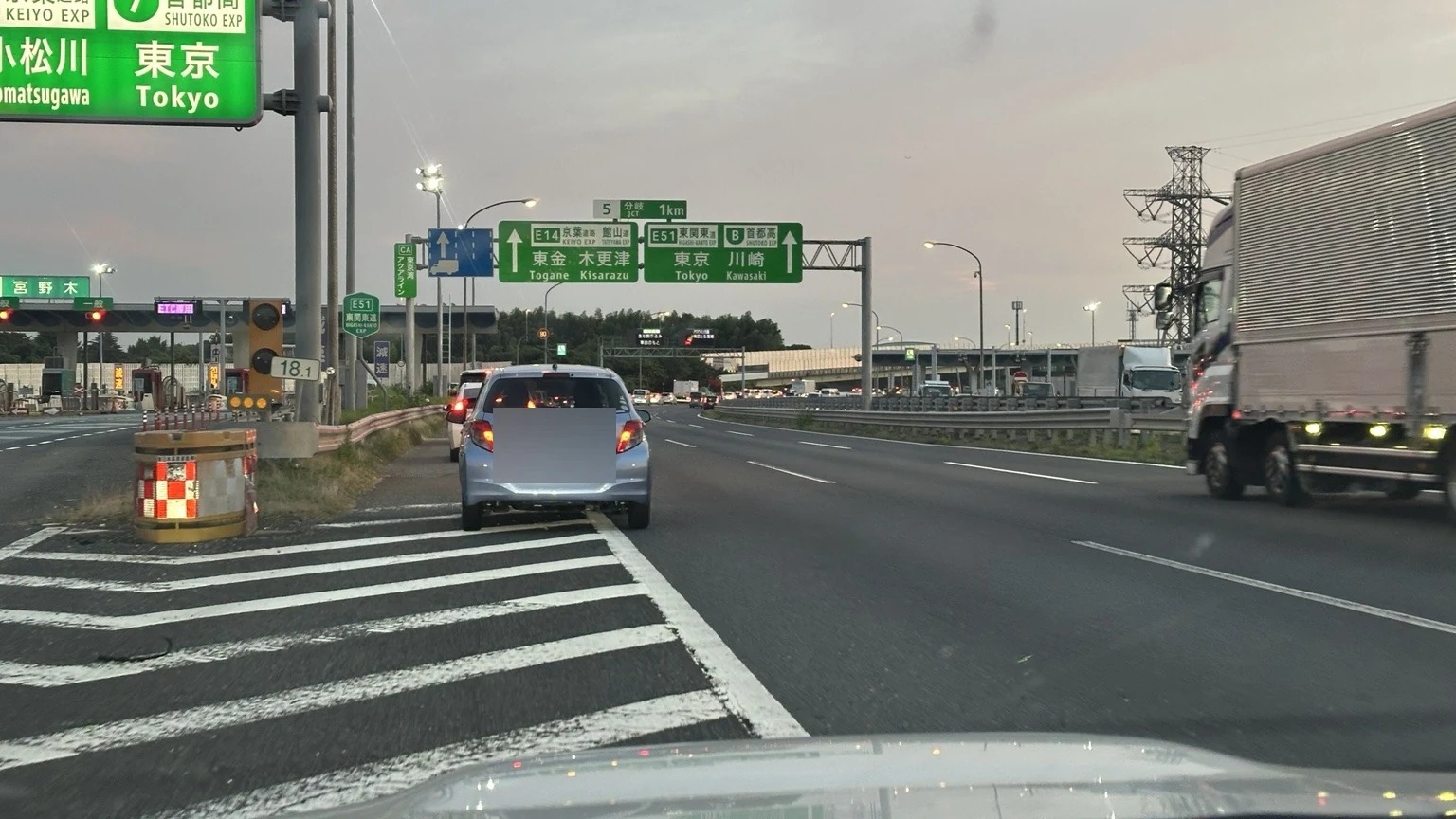 高速道路の分岐案内標識の実写写真