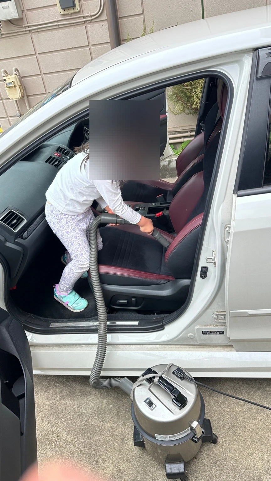 車内清掃の様子を写した実写写真