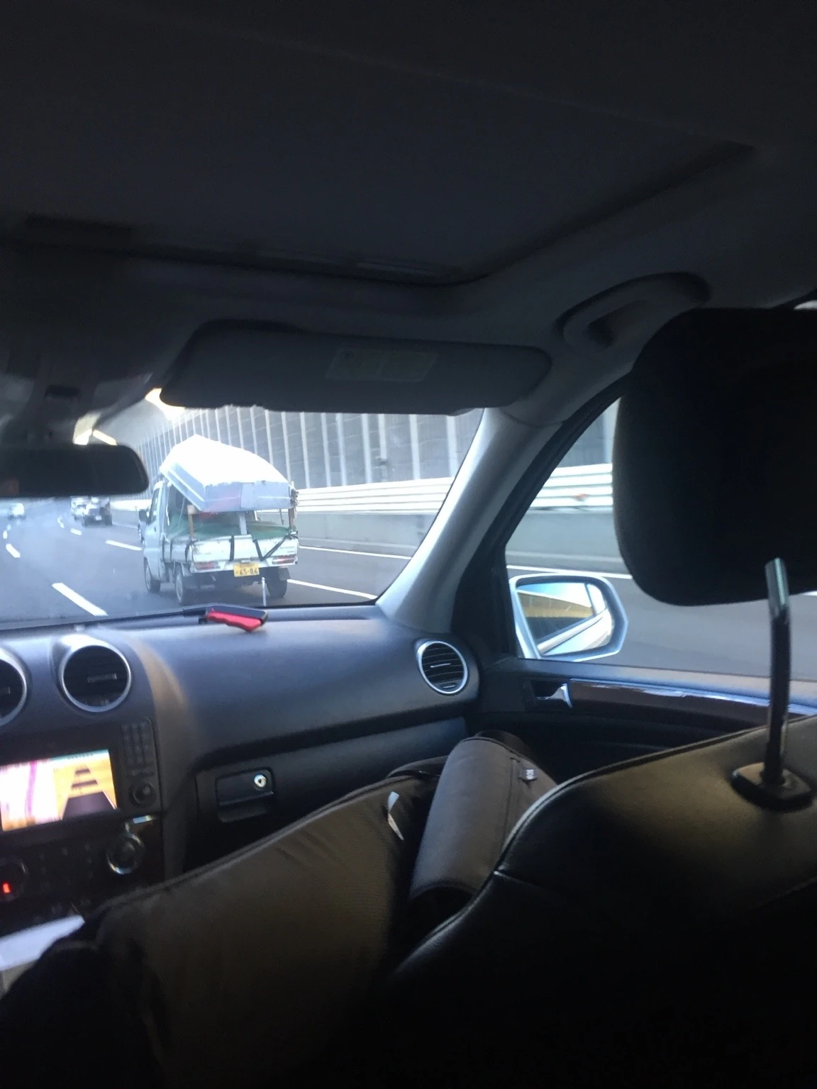 車内から見た道路の実写写真