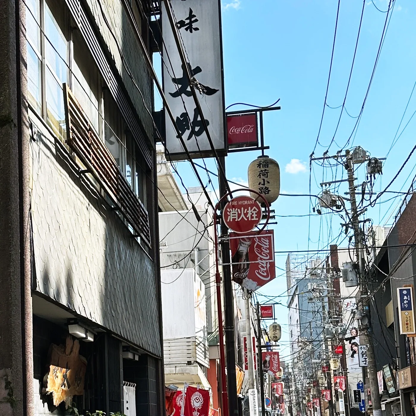 路地の消火栓標識の実写写真