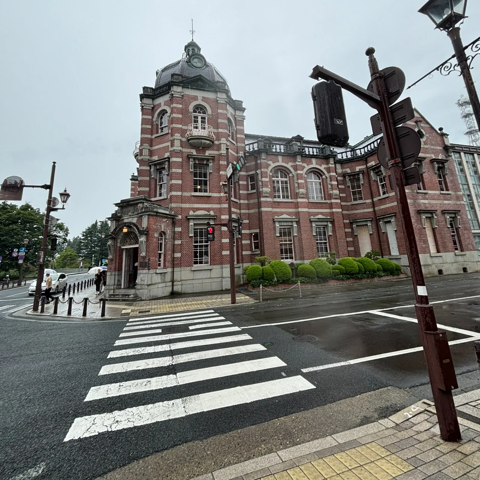 歴史的建築と横断歩道の実写写真